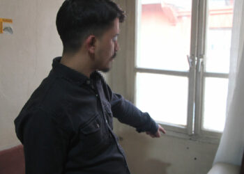 Silikon maskeli saldırganlar zorla girdikleri evde kurşun yağdırdı: Anne ve oğlu yaralandı