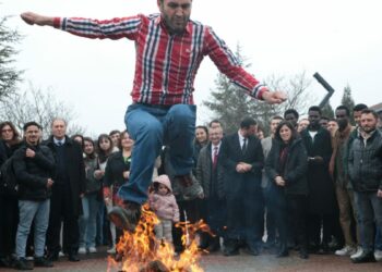 Nevruz ateşinden atlayıp demir dövdüler