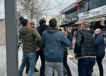 Seyyar satıcıların zabıta görevlilerine saldırı anı kamerada: 2 yaralı, 2 tutuklama