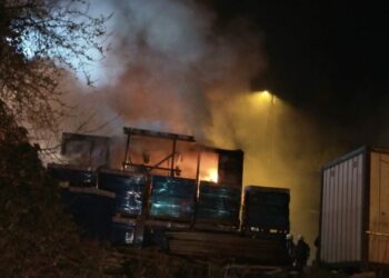 Üsküdar’da işçi konteyneri alev alev yandı