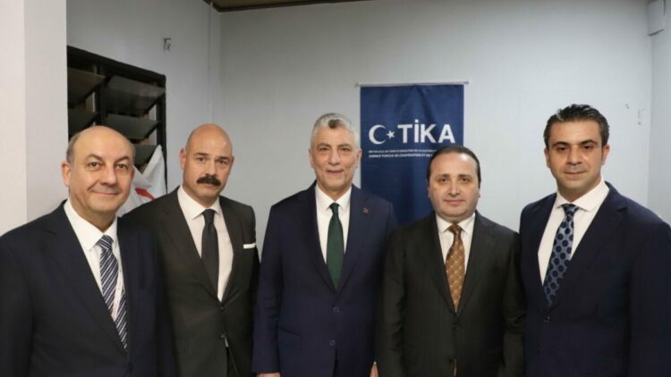 Bakan Bolat, Kamerun'da ‘Sokak Çocuklarına Serigrafi Baskı Atölyesi Projesi’ni ziyaret etti