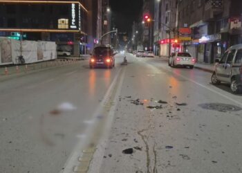 Eskişehir'de motosiklet ile hafif ticari araç çarpıştı: 1'i ağır 2 yaralı