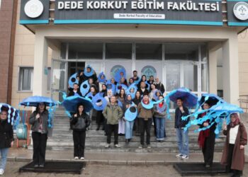 37 öğrenci ‘farkındalık’ için bir günü sadece 5'er litre suyla geçirdi