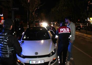 Stajyer ehliyeti ile direksiyon başında alkollü yakalandı