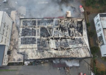 Trabzon’da yanan fındık fabrikasında hasar görüntülendi