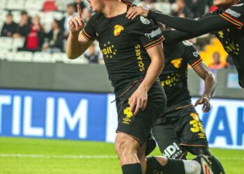Göztepe'de Taha kulübeye çekildi