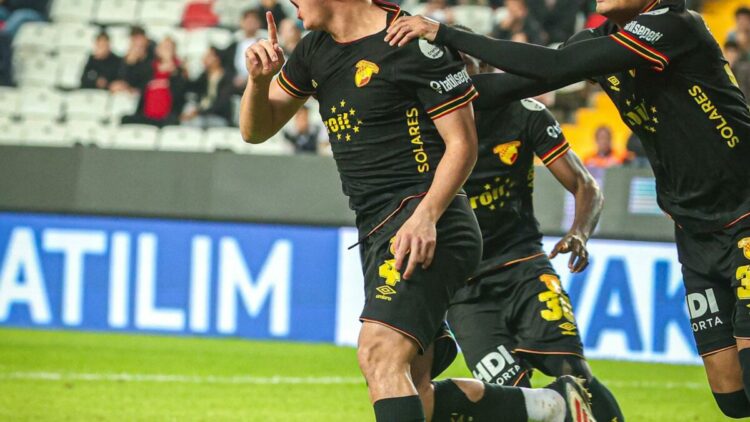 Göztepe'de Taha kulübeye çekildi