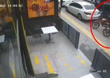 Sürücüsünün fren yerine gaza bastığı hafif ticari araç, 4 araca çarptı