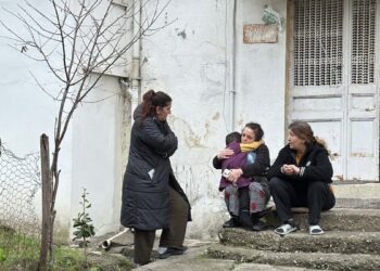 Evde tek başına olan çocuk çakmakla oynarken evi yaktı; 2 kişi dumandan etkilendi