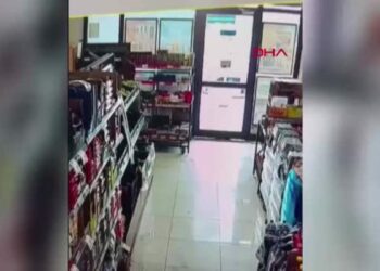 Temizlik işçisi, ayakkabılarını çıkarıp markete girdi