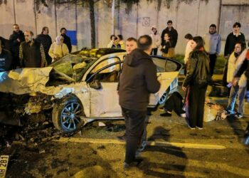 Üsküdar’da iki otomobilin kafa kafaya çarpıştığı kaza kamerada