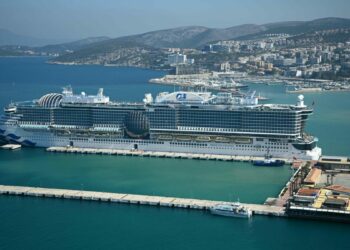 Kuşadası'na kruvaziyerle 4 bin 12 turist geldi