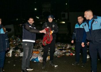 Esenyurt'ta işçilerin çöpte bulduğu 1 milyon 200 bin liralık altın sahibine teslim edildi