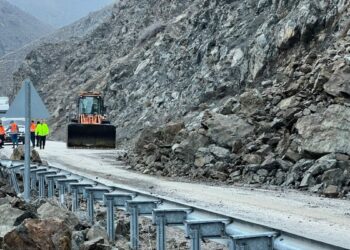 Yüksekova'da heyelan sonrası kapanan yol yeniden ulaşıma açıldı