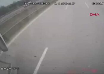 TIR'ın yandan çarptığı yolcu otobüsü refüje çıktı; kaza kamerada