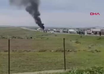 Cizre’de seyir halindeki akaryakıt tankeri alev aldı
