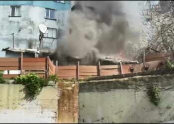 Kağıthane’de yangından son anda kurtulan kadın 'Evim gitti' diyerek ağladı