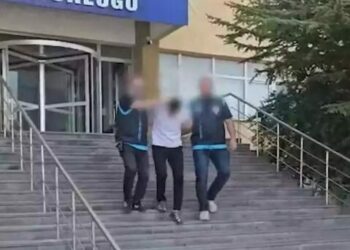 Camide komşusunu bıçaklayıp öldüren sanığa 16 yıl hapis