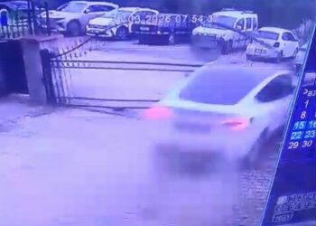 Otomobilin sitenin demir kapısını kırdığı kaza anı kamerada