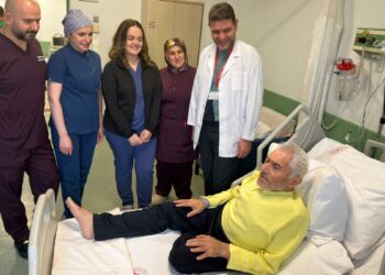 Kalbi 3 saat durdurularak, aort damarı değiştirildi