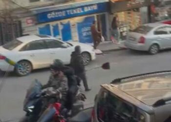 Fatih'te etrafa rastgele bıçakla saldıran şüpheli kamerada
