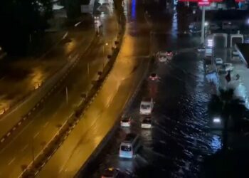 Hatay'da sağanak; cadde ve sokaklar göle döndü