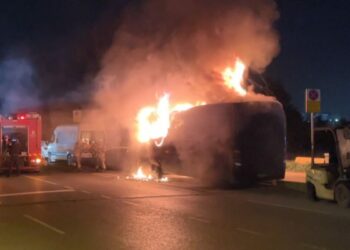 Kağıthane'de park halindeki servis midibüsü alev alev yandı