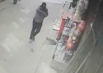 Fatih’te alışveriş yaptığı bakkalı oyuncak silahla bastı; o anlar kamerada
