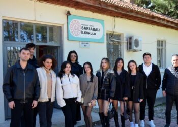 Üniversite öğrencileri ilkokulun kapılarını boyadı, kırık camlarını değiştirdi, kütüphane oluşturdu