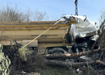 Arnavutköy’de hafriyat kamyonu kaza yaptı; şoför hafif yaralandı