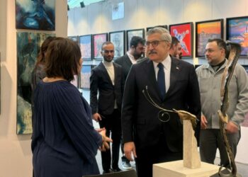 AK Parti'li Yayman'dan 'ArtAnkara 12'nci Uluslararası Çağdaş Sanat Fuarı'na ziyaret