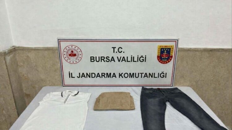 Kıyafete emdirdiği uyuşturucuyu kargo ile cezaevine gönderirken yakalandı