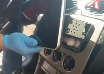 Uyuşturucuları araç teybinin arkası, torpido kasası ve tavan döşemesine zulalamış