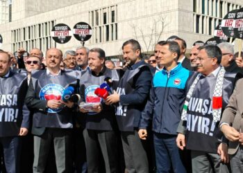 Sen üyeleri, büyükelçilik önünde, ABD ve İsrail'e tepki gösterdi