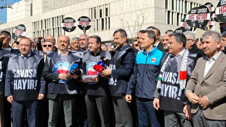 Sen üyeleri, büyükelçilik önünde, ABD ve İsrail'e tepki gösterdi