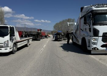 Tokat’ta gübre yüklü traktör devrildi, yol trafiğe kapandı