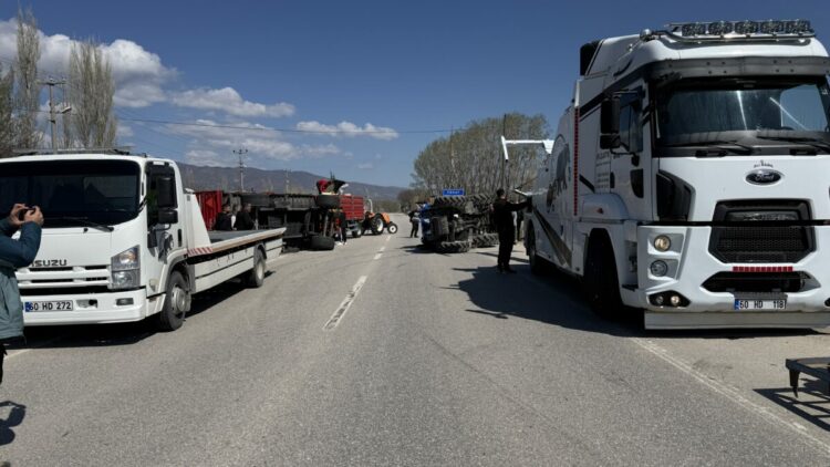 Tokat’ta gübre yüklü traktör devrildi, yol trafiğe kapandı