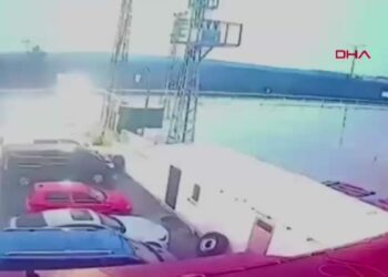 Otomobil, defalarca takla attı; 2 yaralı, kaza kamerada