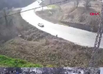 Karşı şeride geçen tanker, 2 otomobille çarpıştı; 3 yaralı