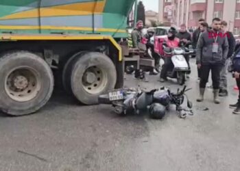 Kavşakta kamyonla çarpışan motosiklete iki kişi yaralandı