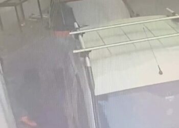 Bursa'da araçlardan eşya çalan hırsız yakalandı; o anlar kamerada