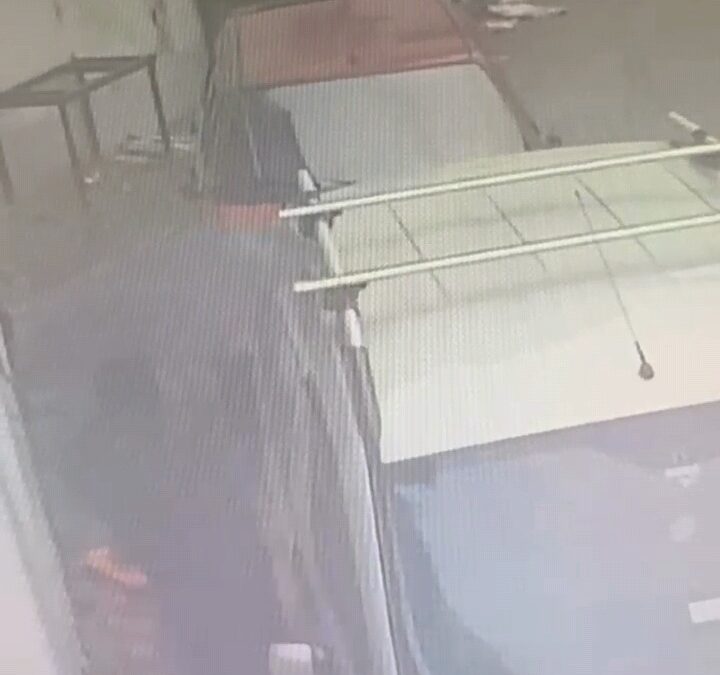 Bursa'da araçlardan eşya çalan hırsız yakalandı; o anlar kamerada