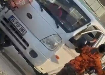 Maltepe’de tartıştığı sürücünün camını kaskla kıran motosikletli kamerada