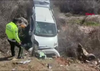 Adıyaman'da devrilen hafif ticari araçtaki 4 kişi yaralandı