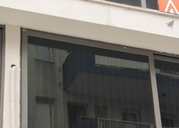 İş merkezindeki pencerenin sokağa düşmesi kamerada
