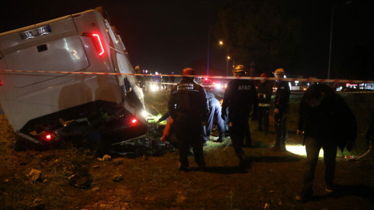 Antalya’da servis midibüsü devrildi: 16 infaz koruma memuru yaralı