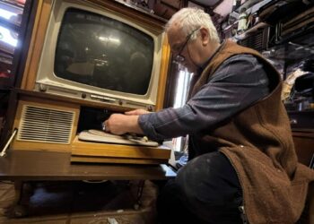 'Nostalji doktoru', 40 yıldır tamirini yaptığı antika radyolara yeniden ses veriyor