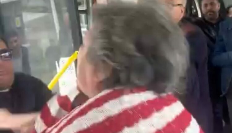 Bursa'da belediye otobüsündeki 'yer' kavgası kamerada