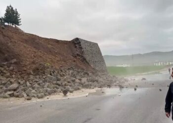 Şırnak'ta istinat duvarının yıkıldığı anlar kamerada