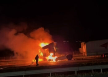 Gaziantep'te seyir halindeki TIR alev alev yandı
